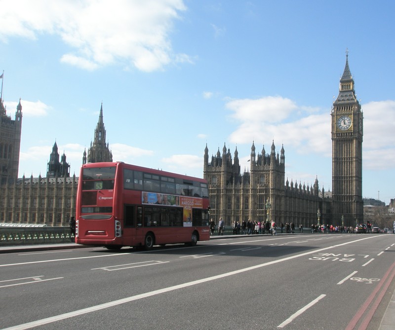 Красный двухэтажный автобус на городской улице (биг бен, big ben, британия, автобус, англия)