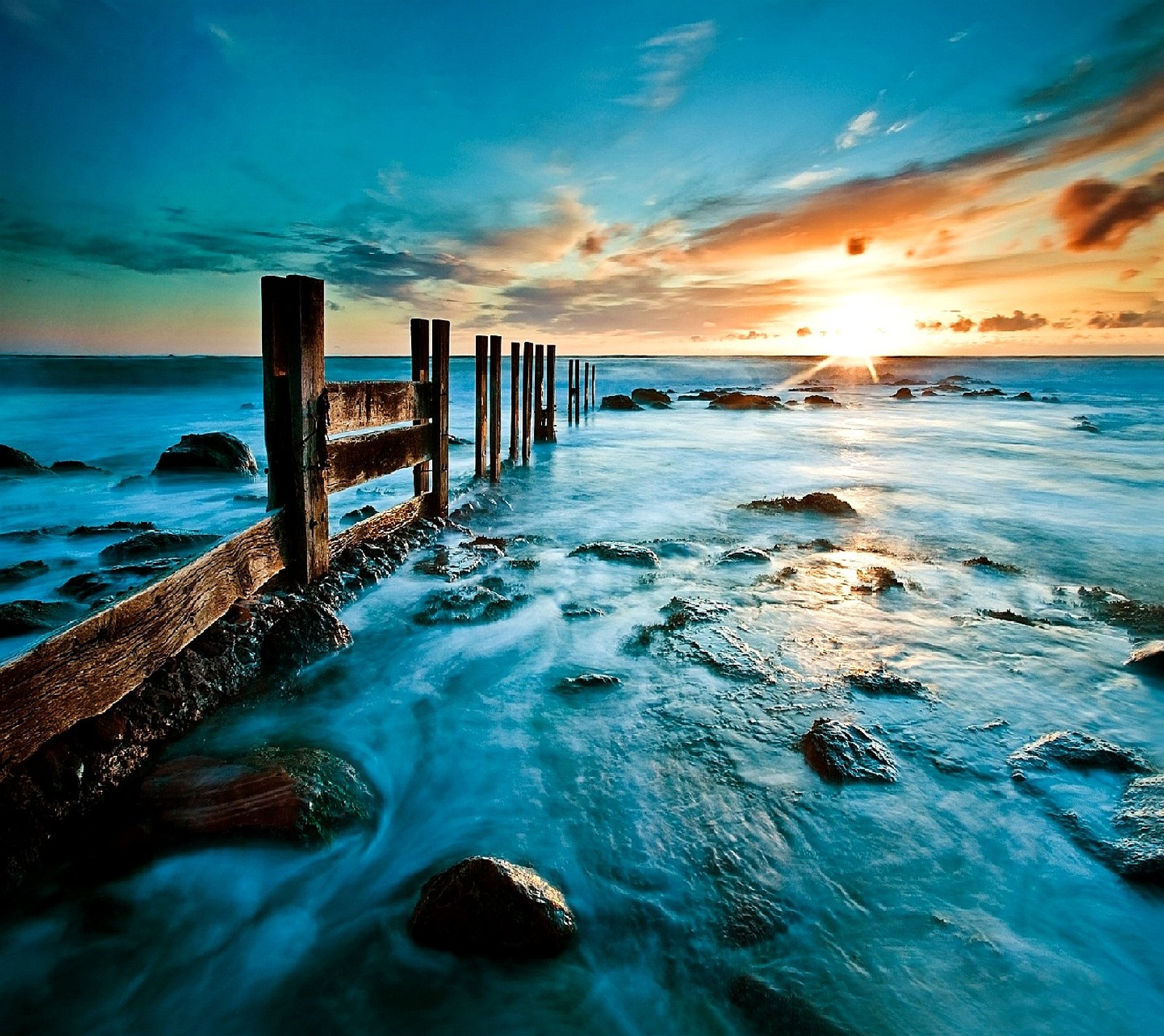 Arabischer holzsteg mit wasser und steinen im vordergrund (natur)