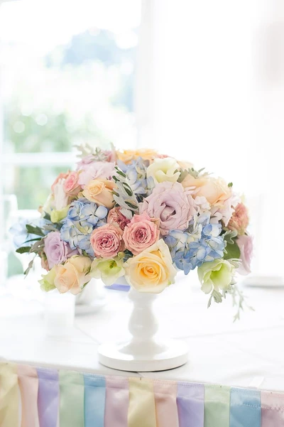 Bouquet de fleurs pastel pour une célébration de mariage rêveuse