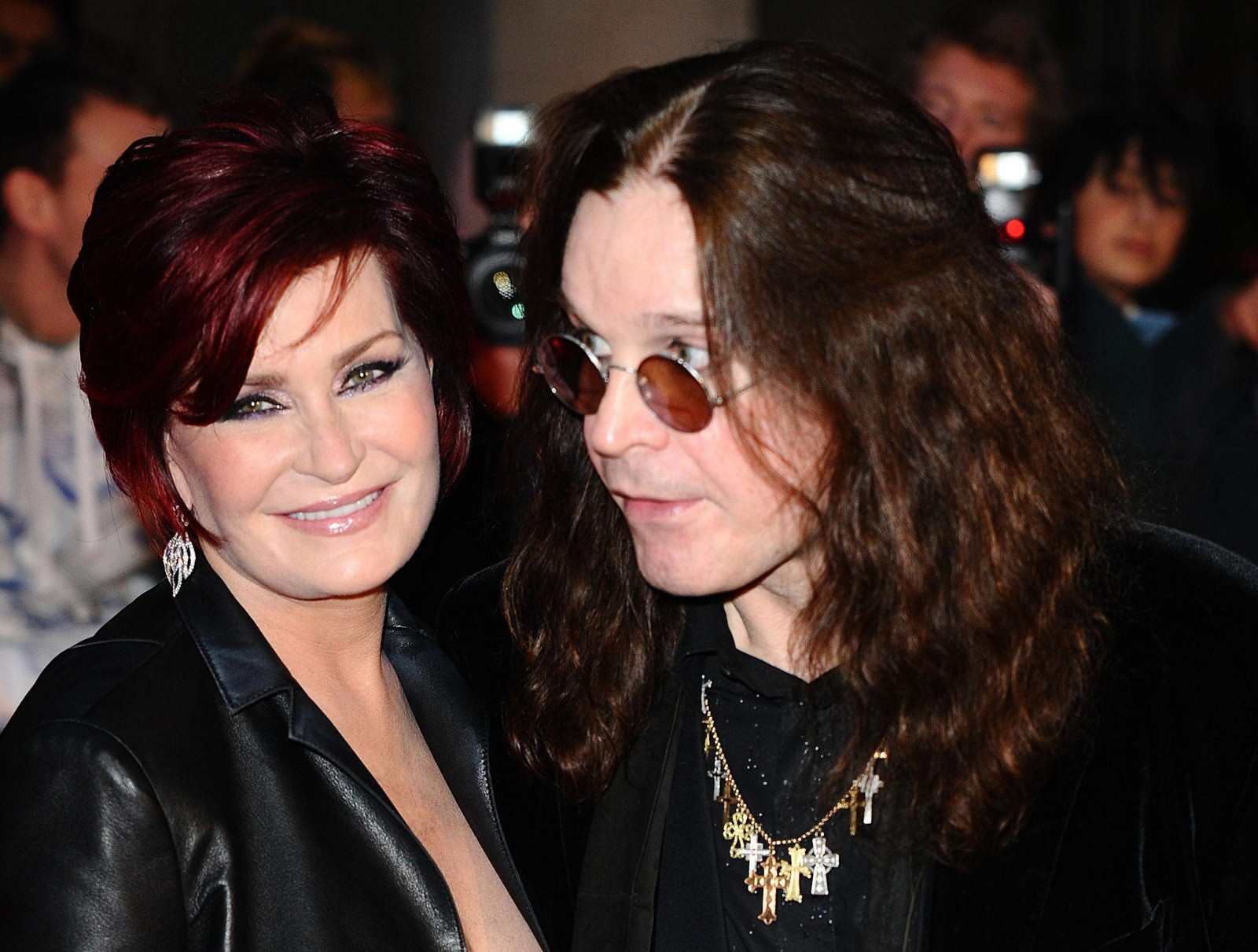 Una mujer con cabello rojo y una chaqueta negra de pie junto a una mujer con cabello largo (sharon osbourne, el factor x, the x factor, los osbournes, the osbournes)