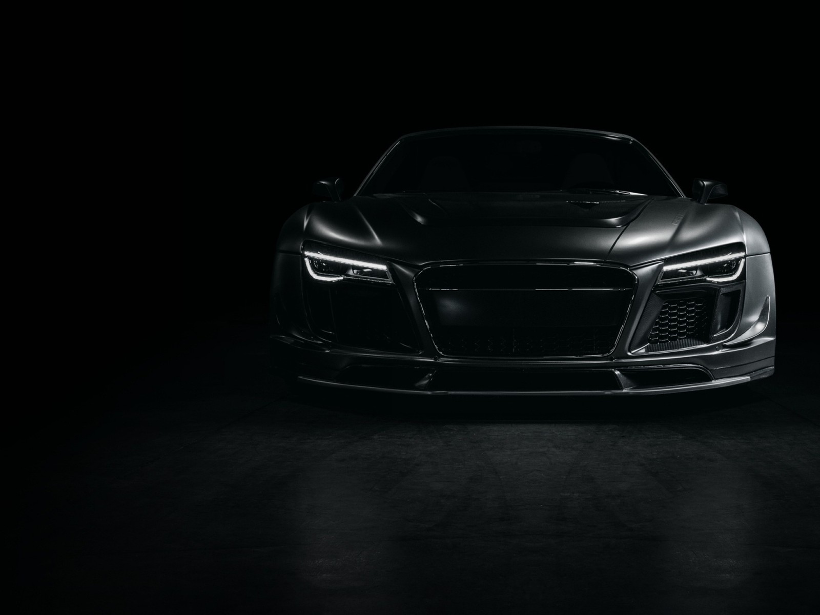 Um carro esportivo audi preto no escuro com fundo preto (audi, audi r8, preto e branco, iluminação automotiva, luz)