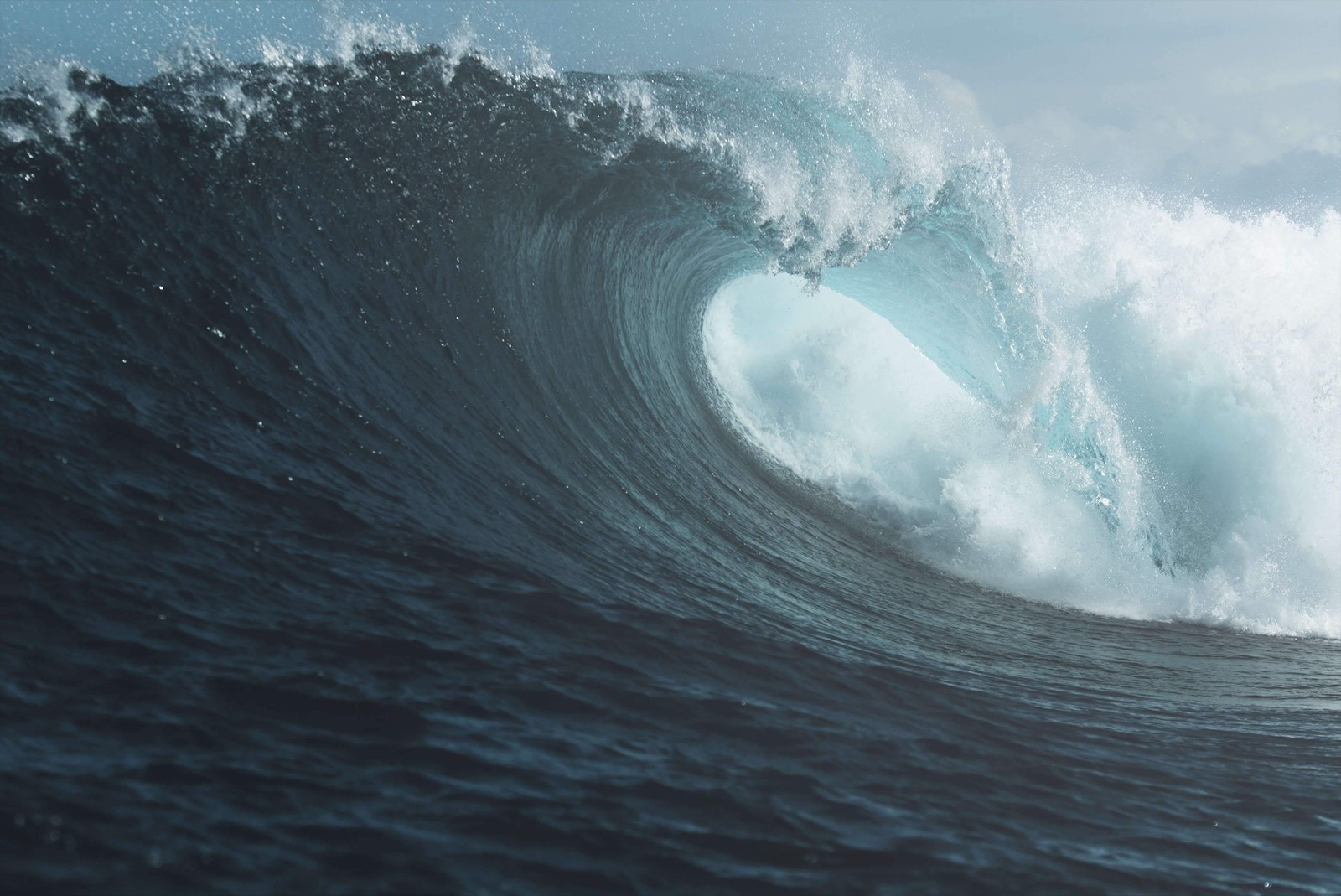 Surfeur chevauchant une grande vague dans l'océan par une journée ensoleillée (surface, microsoft, eau, liquide, nuage)