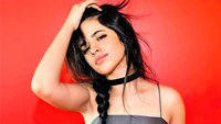 Camila Cabello: Pose impactante contra un fondo rojo intenso