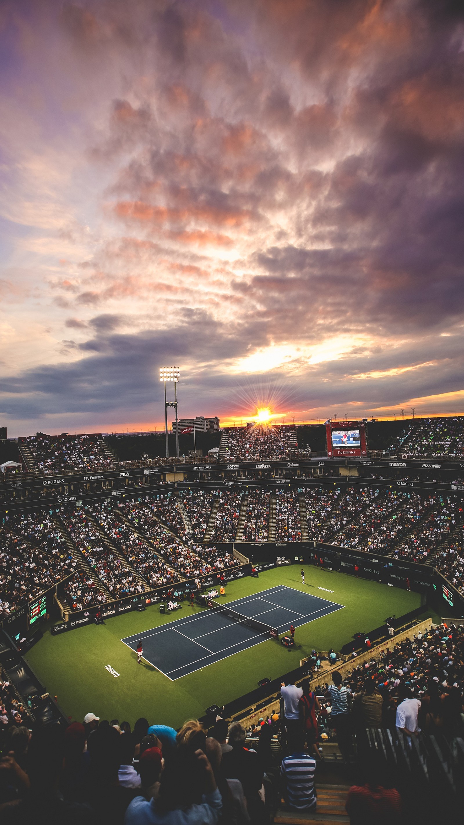 Аэроснимок теннисного корта с толпой людей, смотрящих (теннис, tennis, теннисный мяч, облако, атмосфера)