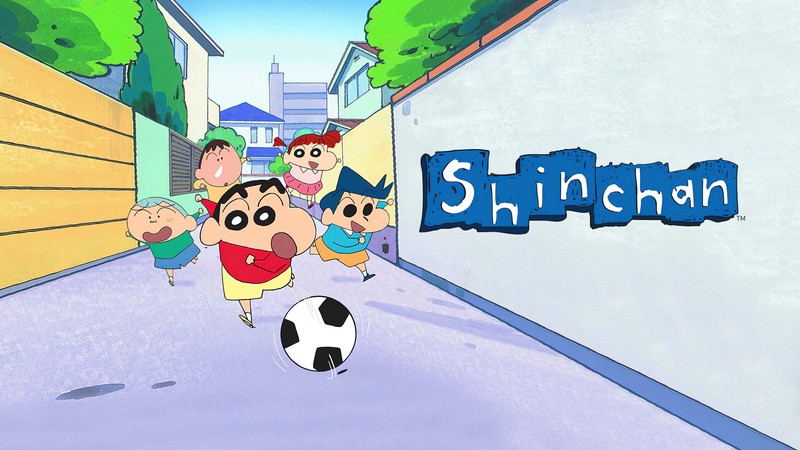 Персонажи мультфильмов играют в футбол на улице с указателем (шинчан, shinchan, мультфильм, друзья шинчана, сериал)