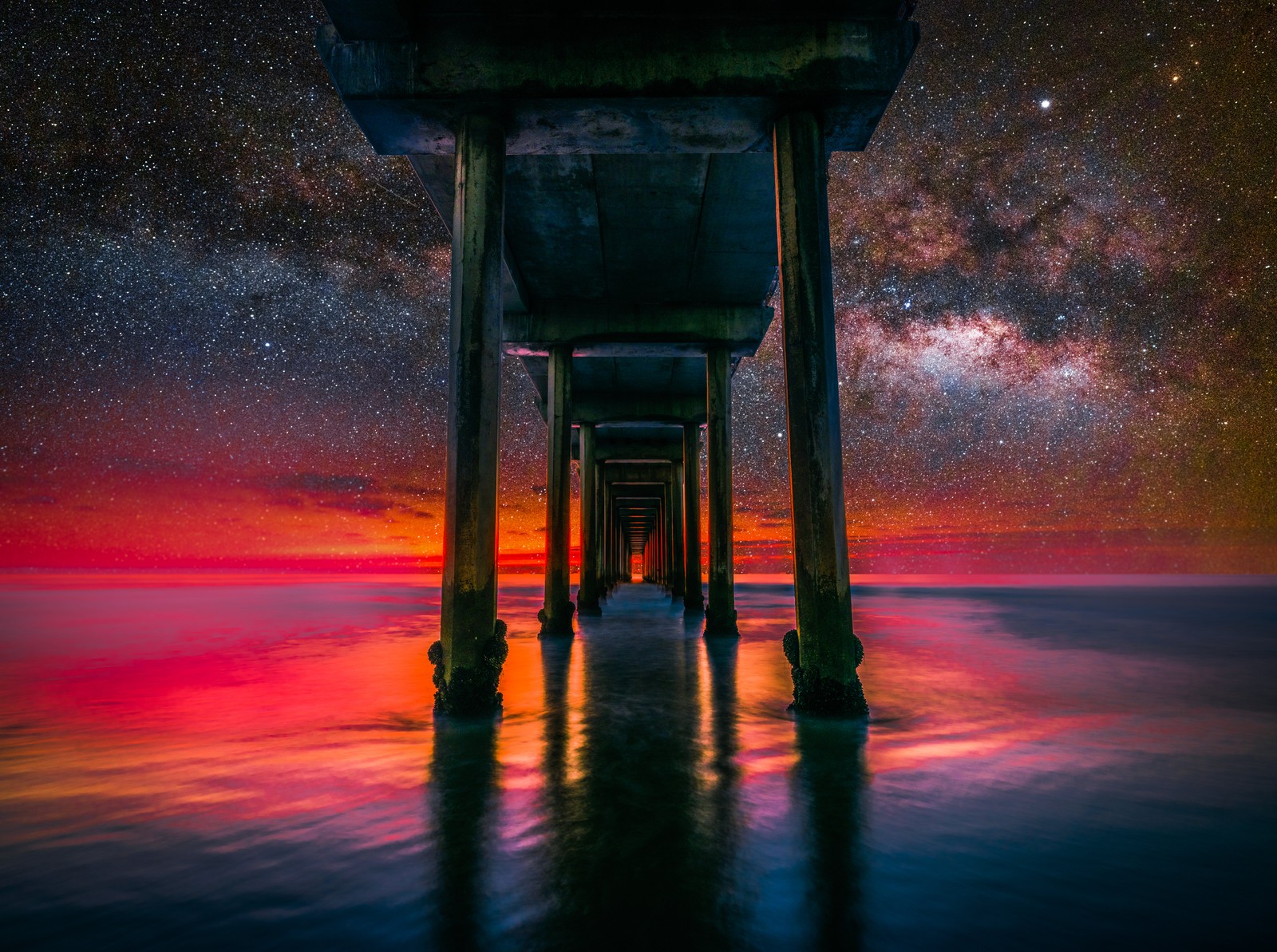 Uma longa exposição da via láctea sobre o oceano (scripps pier, la jolla, estados unidos, via láctea, céu estrelado)