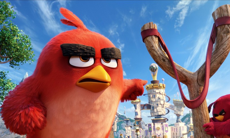 Сердитые птицы стоят перед замком с красной птицей (злые птицы, angry birds, комедия, облако, растение)