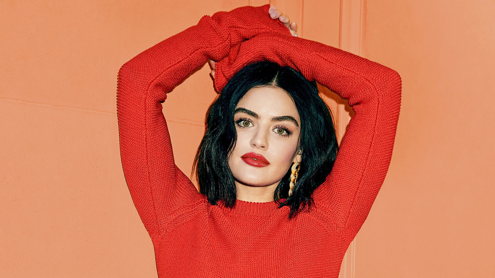 Mujer en un suéter rojo y pantalones negros posando para una foto (lucy hale, estadounidense, actriz, celebridad, mujeres)