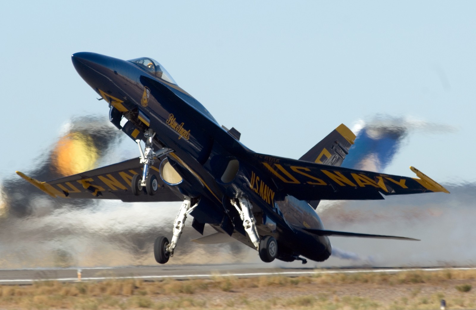 Il y a un jet qui vole dans les airs avec de la fumée qui en sort (marine des états unis, spectacle aérien, aéronef, avion, aviation)