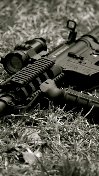 Carabine M4 monochrome avec accessoires tactiques sur l'herbe.