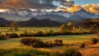 Paisaje montañoso otoñal bajo un cielo dramático