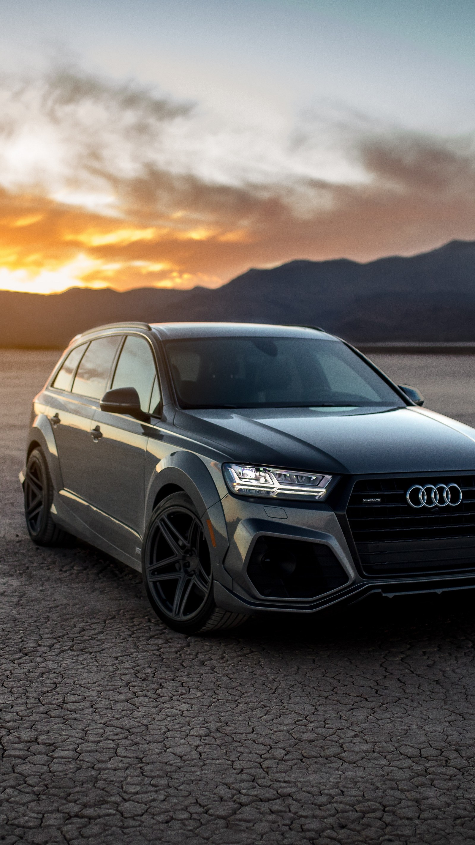 A close up of a black audi suv parked in a desert (audi q7, audi, cars, audi rs4, volkswagen group)