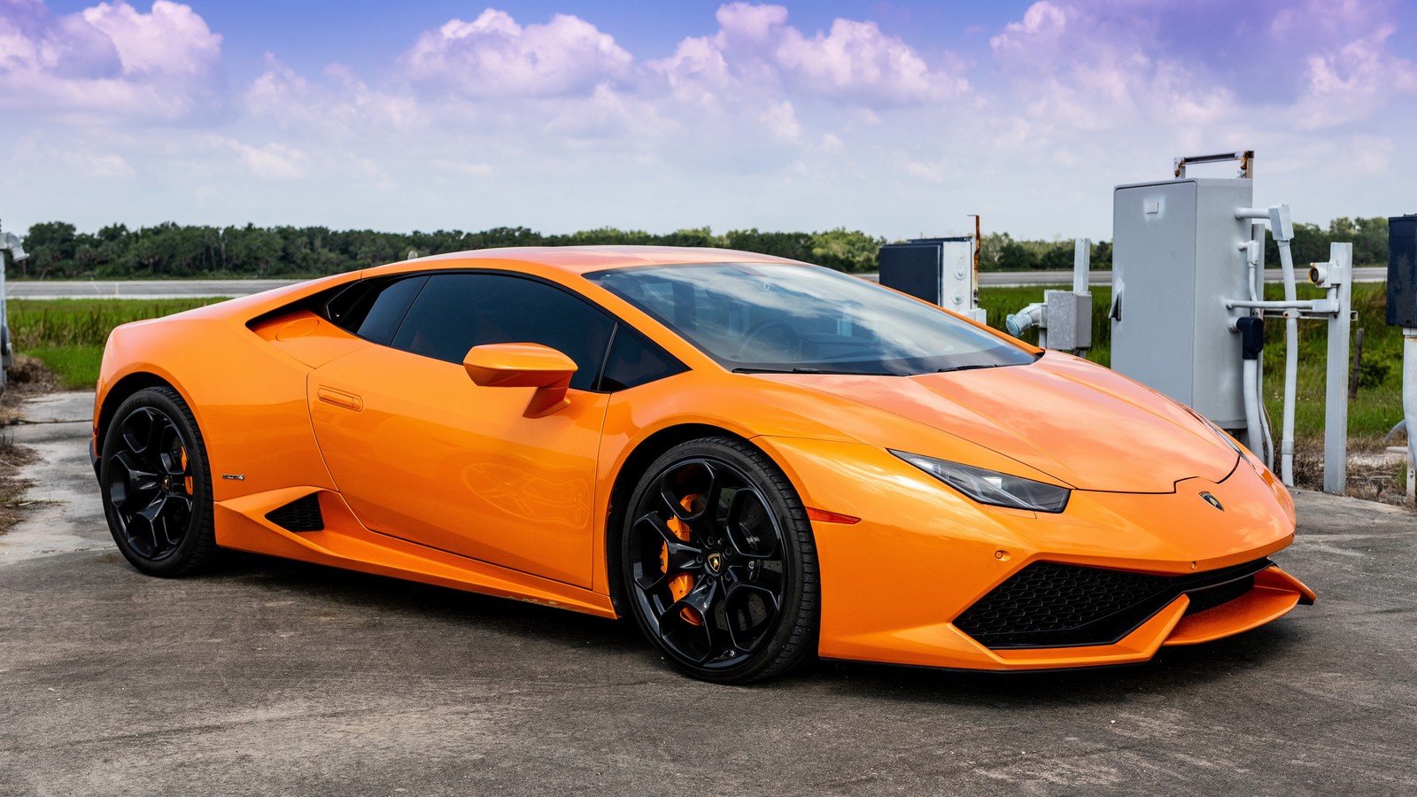 Gros plan d'une voiture de sport orange garée dans un parking (lamborghini, voitures, lamborghini gallardo, lamborghini huracán, lamborghini huracan)