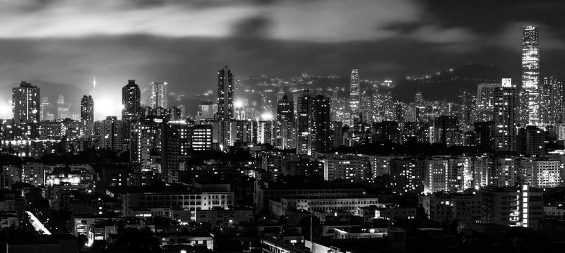 Черно-белая фотография города ночью с множеством огней (гонконг, hong kong, городской пейзаж, город, метрополия)