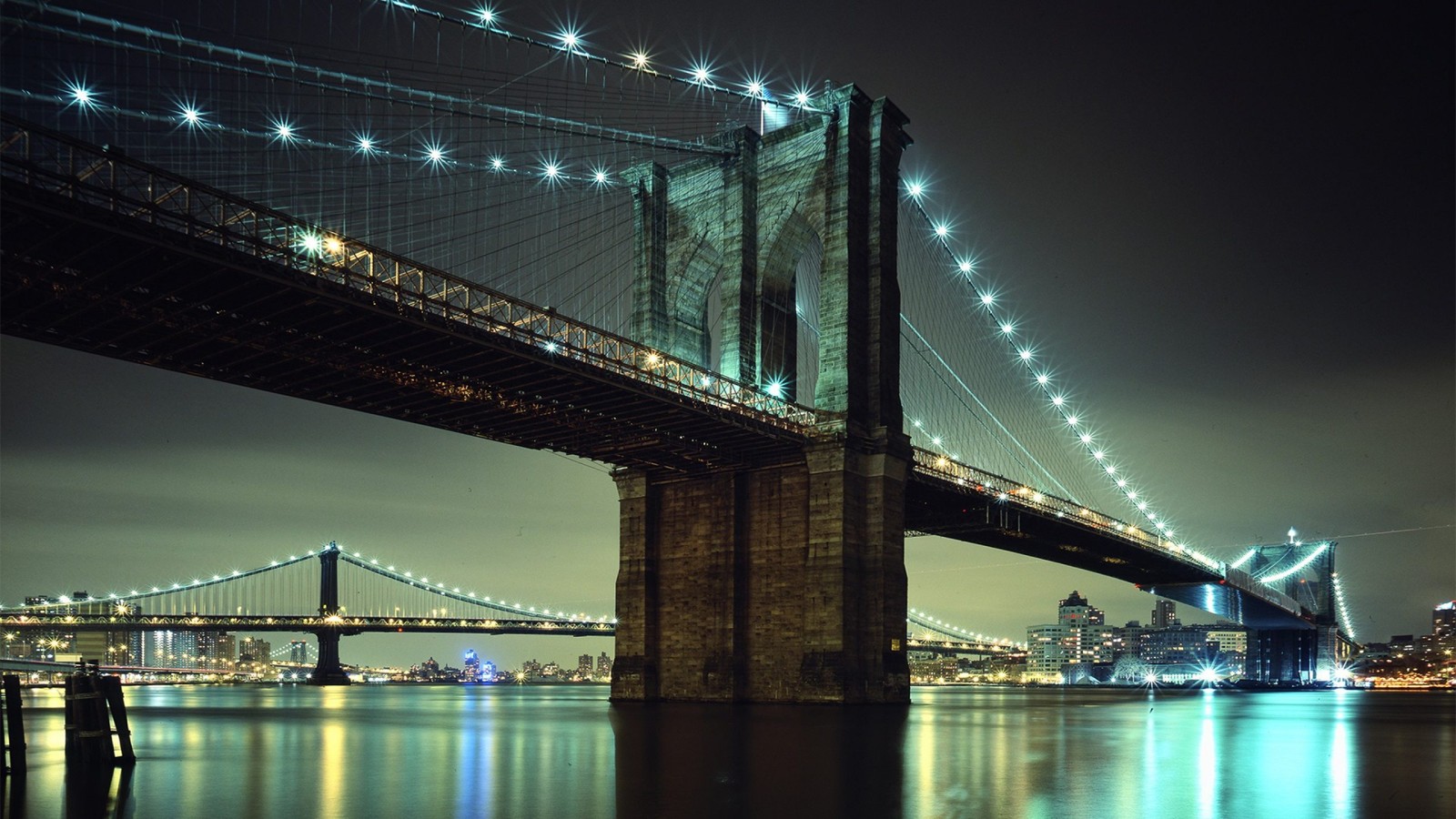 Una vista del puente de brooklyn de noche desde el agua (puente de brooklyn, puente, noche, hito, agua)