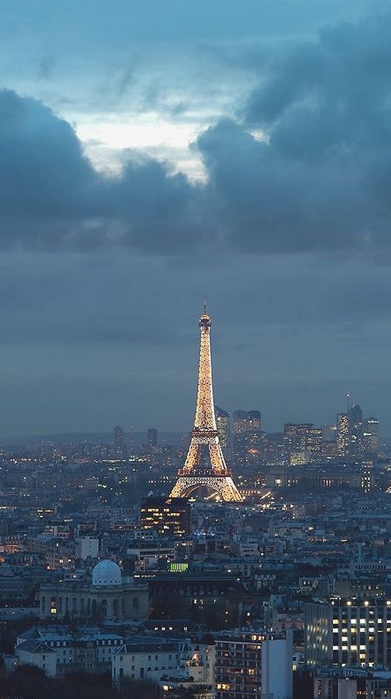 Панорамный вид на город ночью с башней вдалеке (a night in, париж, paris)