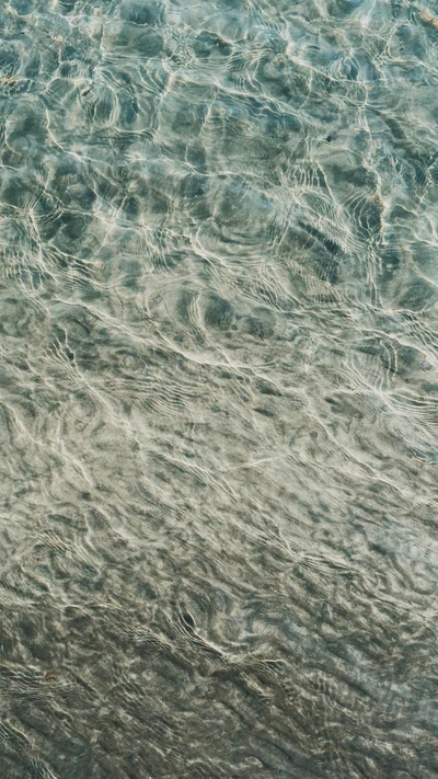 Ondas de agua tranquilas: Una textura veraniega serena