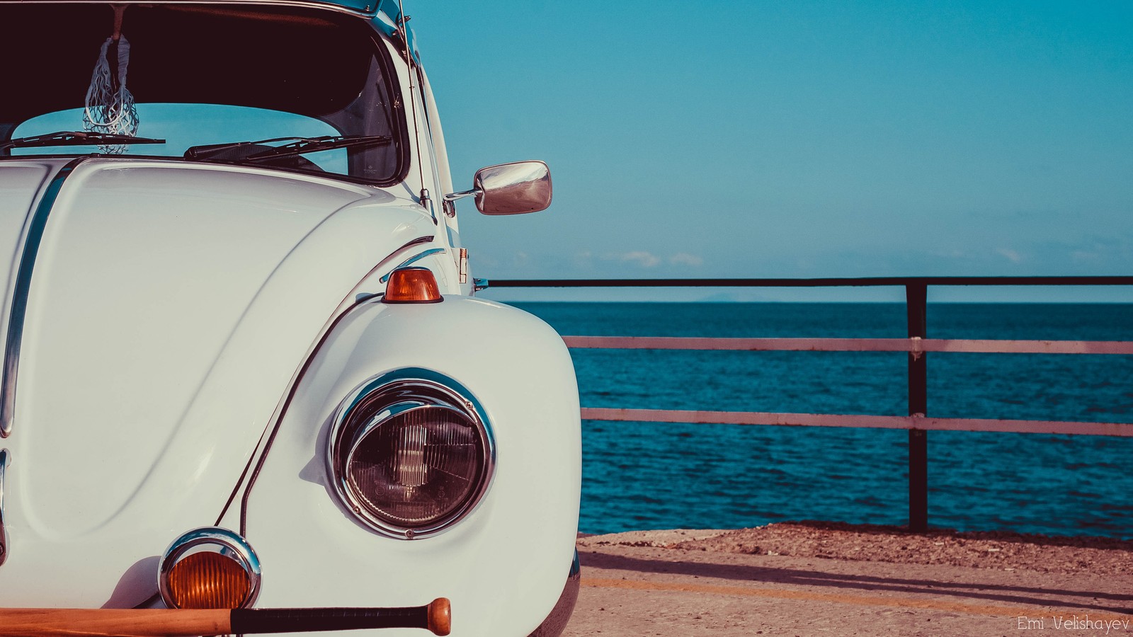 A close up of a white vw bug parked near the ocean (4k, cars, range, ranger, rover)