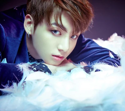 Jungkook em uma atmosfera sonhadora, cheia de penas, com um olhar cativante