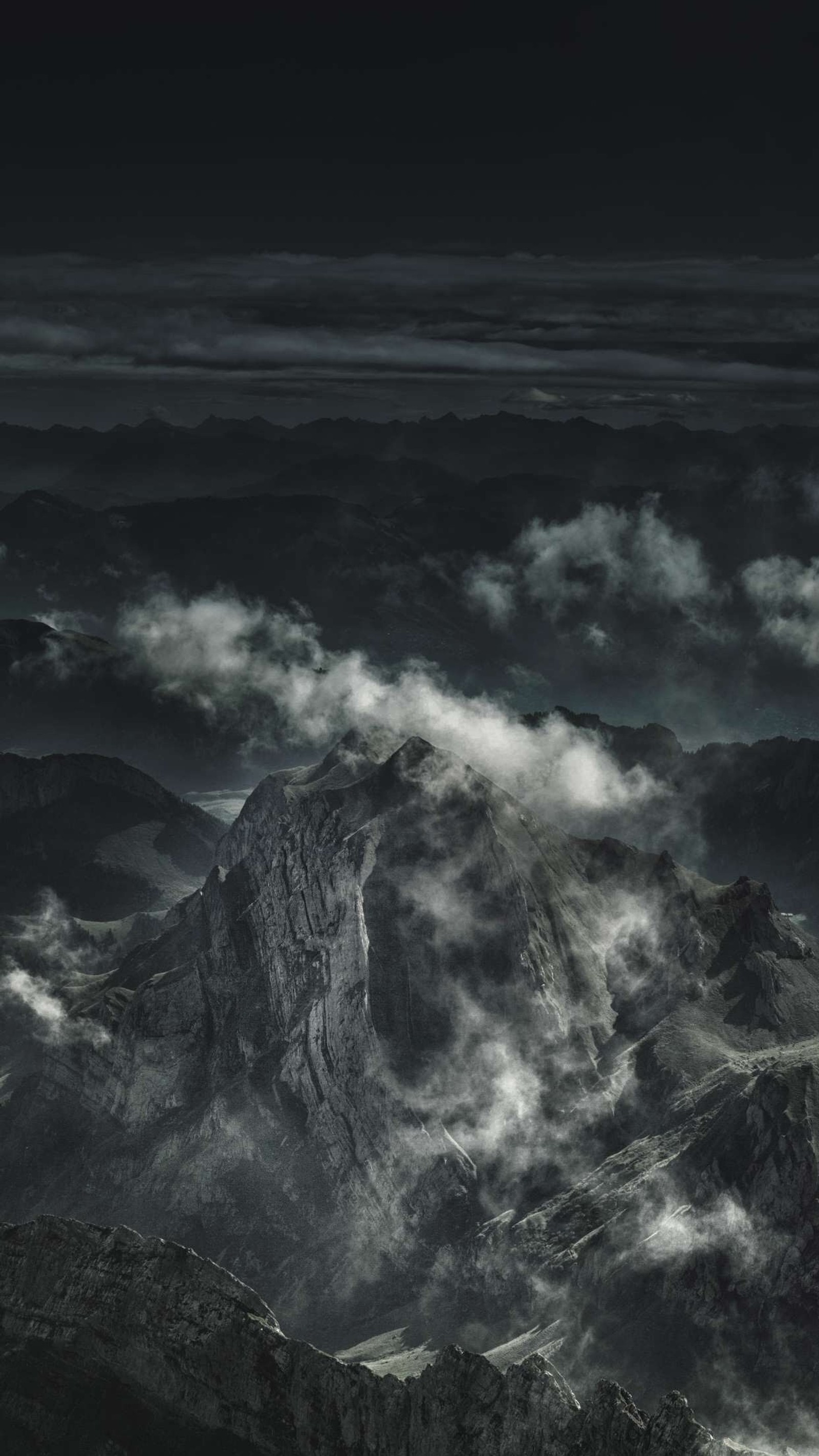 Montagne arabe au loin avec des nuages au premier plan (paysage, nature, autre)