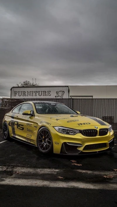 Coche de carreras BMW amarillo en un entorno urbano