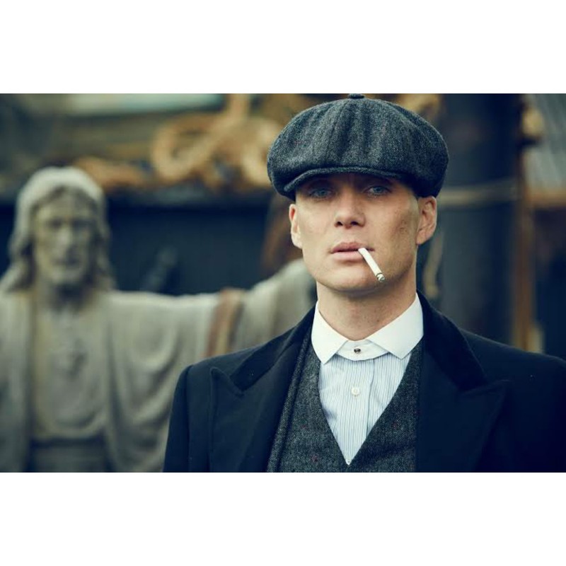 Араб в костюме и шляпе курит сигарету (острые козырьки, peaky blinders, томас шелби, thomas shelby)