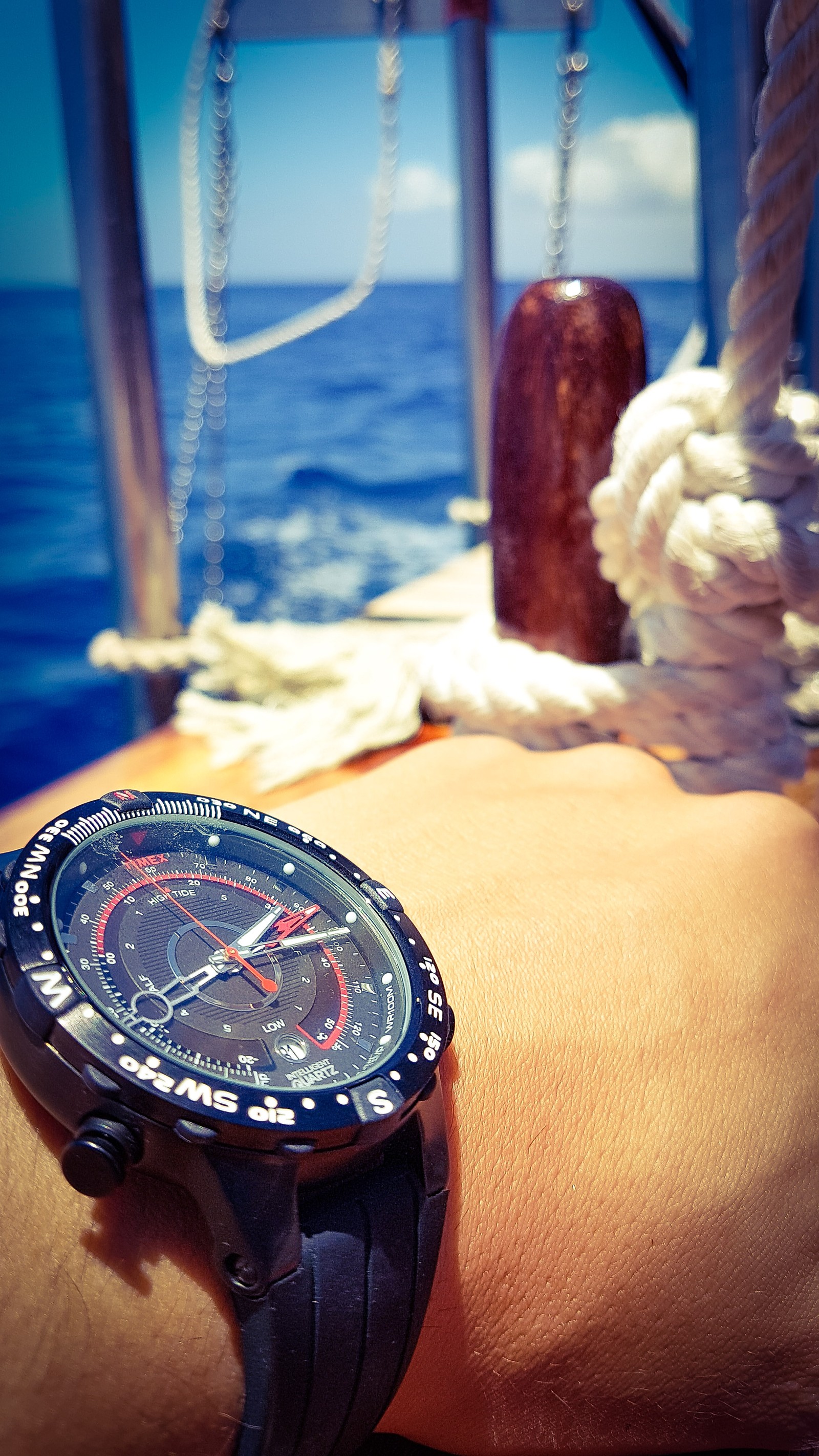 Montre au poignet d'un homme sur un bateau (bateau, compas, main, vacances, horizon)