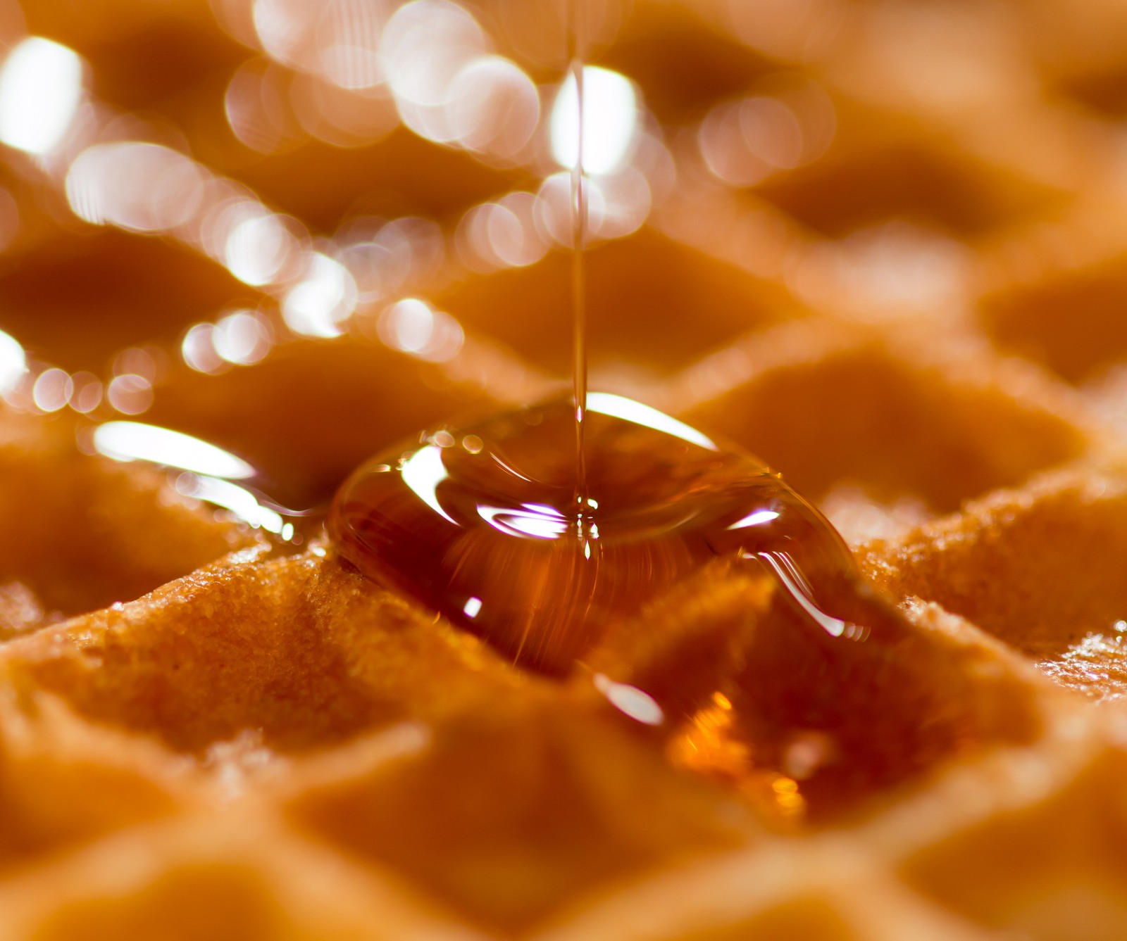 Une gaufre avec du sirop versé d'une cuillère (petit déjeuner, nourriture, gaufres, zedge)