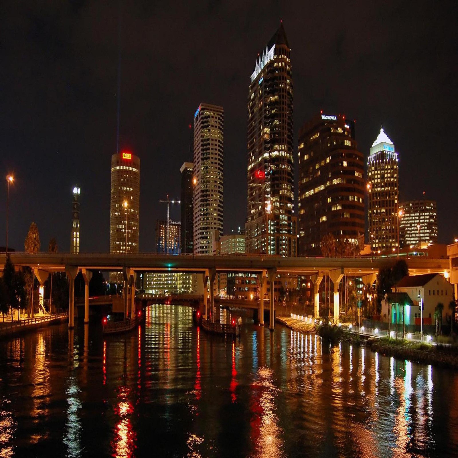 Vue nocturne de la ligne d'horizon d'une ville avec un pont et une rivière (beau, mignon, regard, sympa)