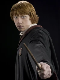 Ron Weasley empuñando su varita en un entorno de Hogwarts.