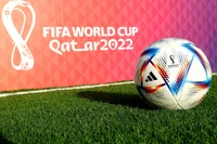 Adidas Al Rihla Pro Ball auf dem Spielfeld der FIFA-Weltmeisterschaft 2022 in Katar