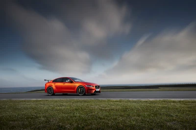 Coche deportivo dinámico Jaguar contra un cielo dramático