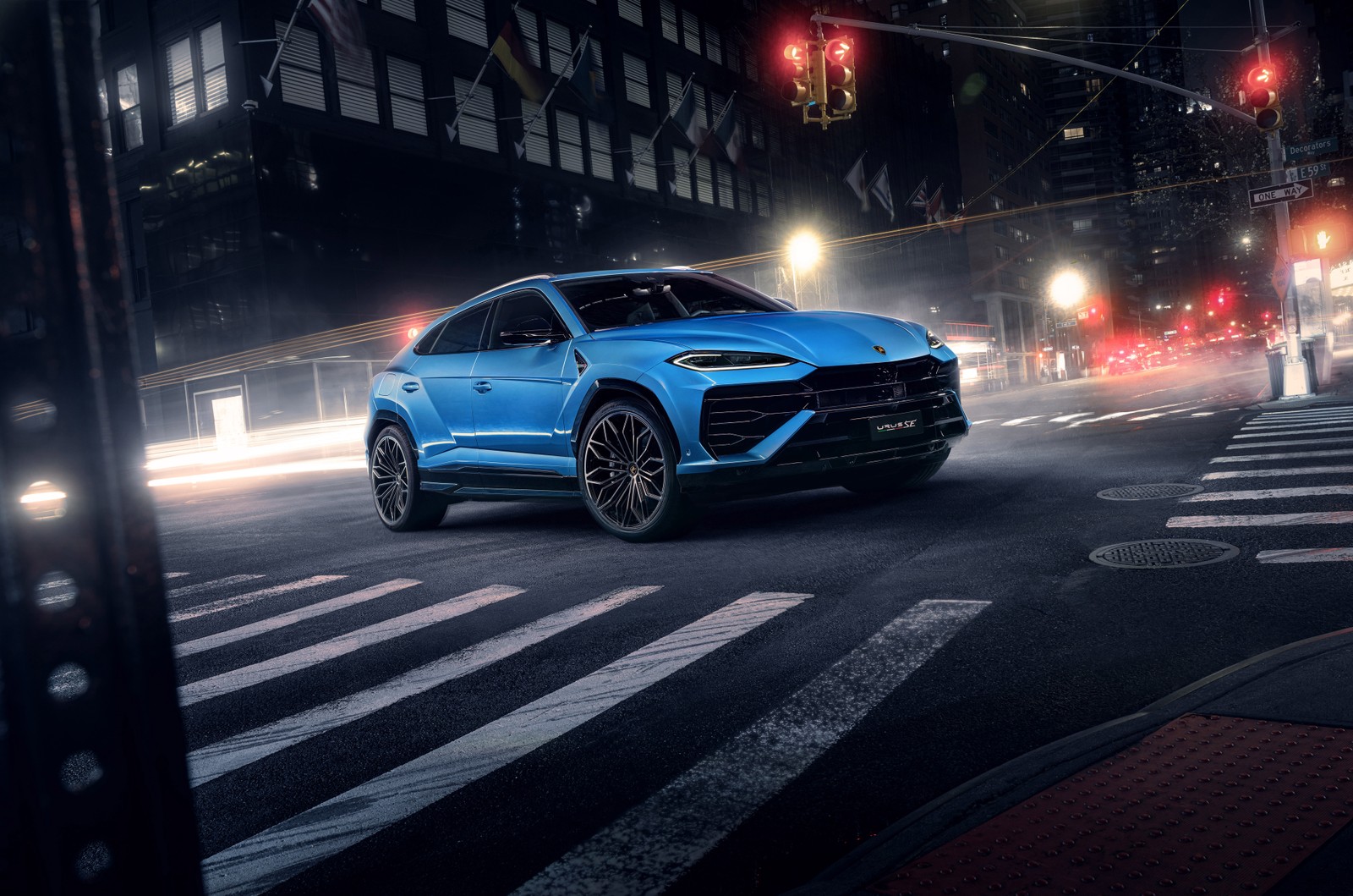 Un suv lamborghini azul conduciendo por una calle de la ciudad por la noche (lamborghini urus se, calle de la ciudad, 5k, 8k, hipercoches híbridos)