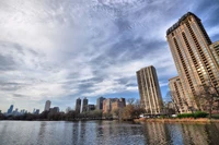 Reflexo do horizonte de Chicago: Torres urbanas contra um céu dramático