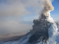 Erupção de estratovulcão com nuvens de cinzas e atividade vulcânica