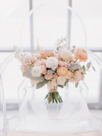 Bouquet de mariée élégant en douces teintes pastel avec des roses et des renoncules