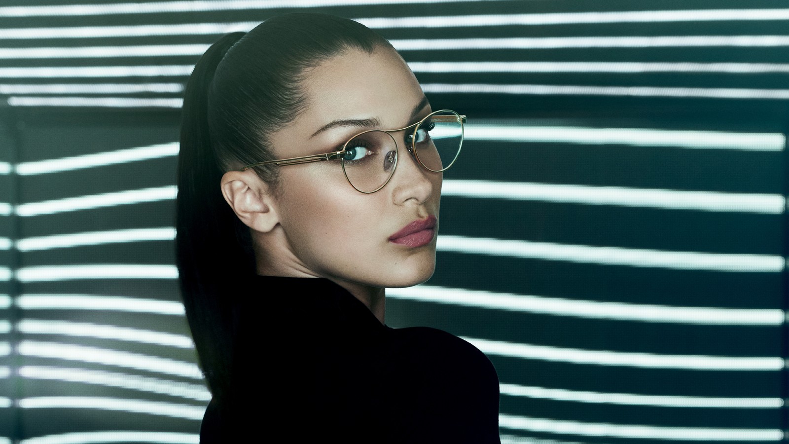 Femme avec des lunettes et un haut noir regardant l'appareil photo (bella hadid, modèle, célébrité, brunette, femmes)