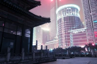 Paysage nocturne urbain : Une fusion de l'architecture traditionnelle et des gratte-ciels modernes dans une métropole chinoise