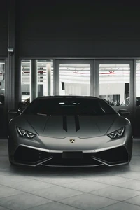 Lamborghini Huracan monocromático em um acabamento cinza elegante, capturado em um ambiente estiloso em preto e branco.