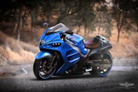 Moto sportive Suzuki Hayabusa personnalisée en bleu frappant avec des carénages uniques