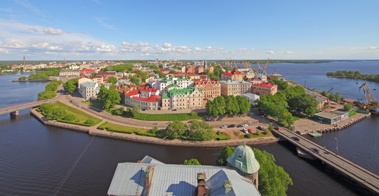 Eine aussicht auf eine kleine stadt auf einer kleinen insel mitten im fluss (wasserstraße, stadt, immobilien, wohngebiet, vogelperspektive)