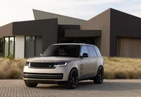 2022 Land Rover Range Rover P530 Erste Edition in einem modernen architektonischen Umfeld