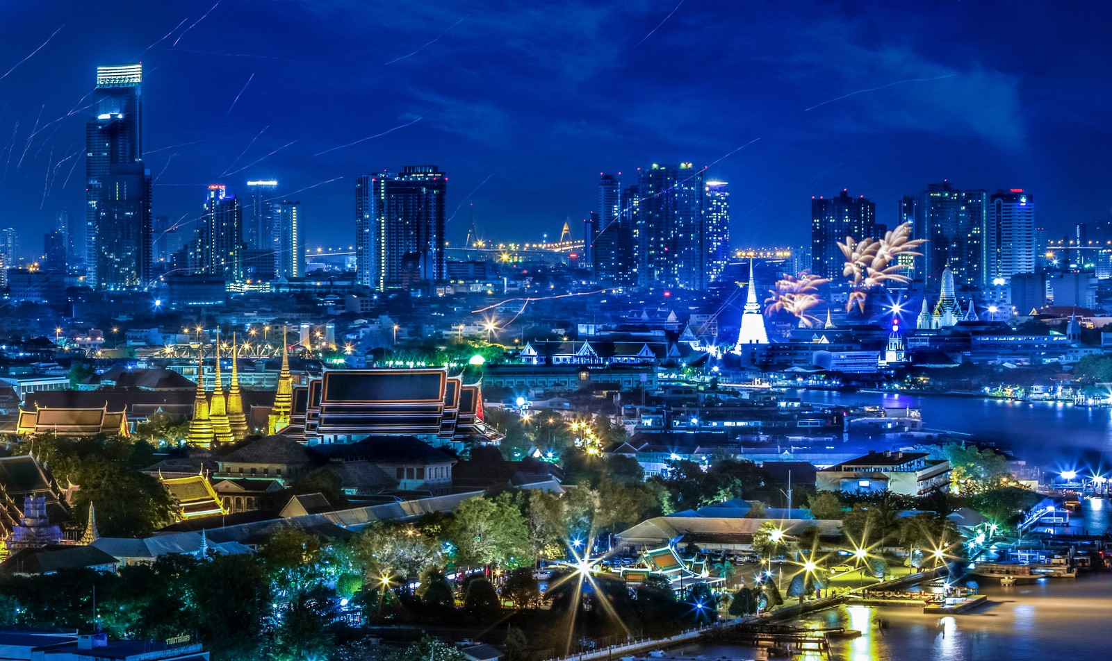 Visão aérea de uma cidade à noite com fogos de artifício e luzes (bangkok, cidade, paisagem urbana, área urbana, metrópole)