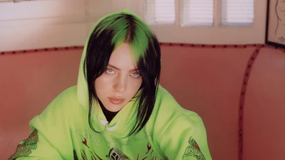 Billie Eilish in einem lebhaften grünen Hoodie, der einen fesselnden und intensiven Blick ausstrahlt.