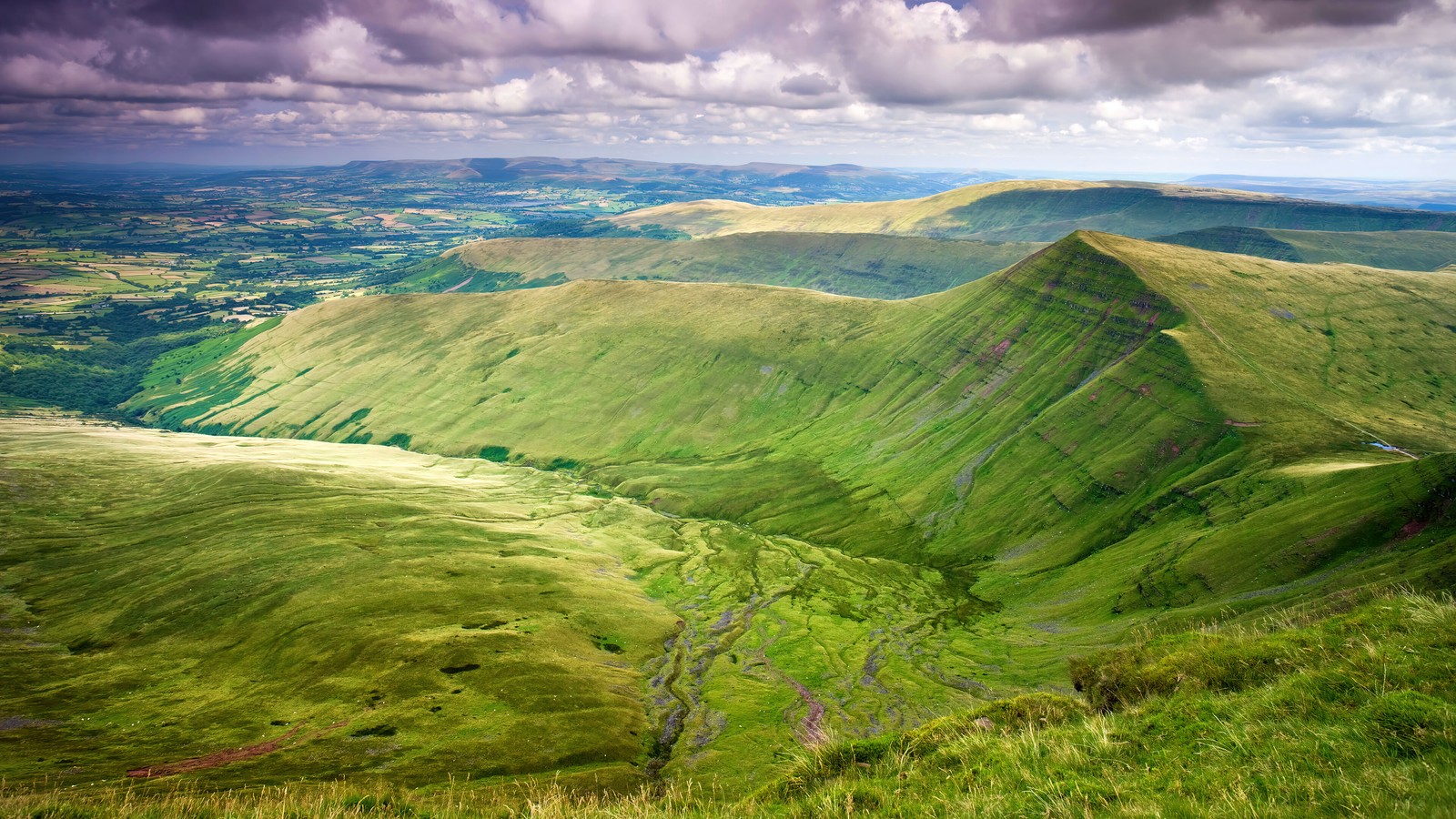 Descargar fondo de pantalla montaña, campo verde, escenario, brecon beacons, parque nacional