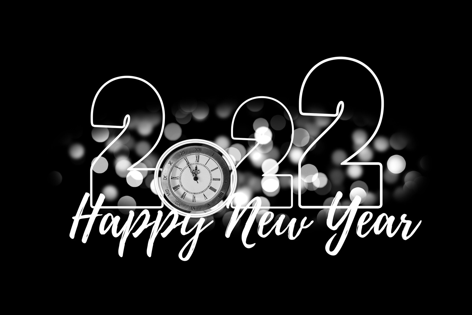 Eine nahaufnahme einer uhr mit den zahlen 2021 und einem frohes neues jahr (2022 neues jahr, silvester, schwarzer hintergrund, lichter bokeh, monochrom)