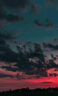 Cielo de atardecer en tonos pastel con nubes y una luna creciente