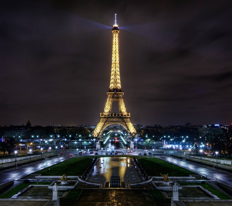 Vue arafed de la tour eiffel la nuit avec une fontaine devant (galaxie, amour)