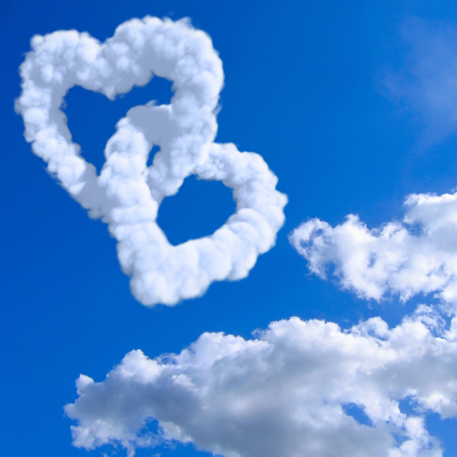 Il y a deux nuages en forme de cœur dans le ciel (nuage, cœur, amour)