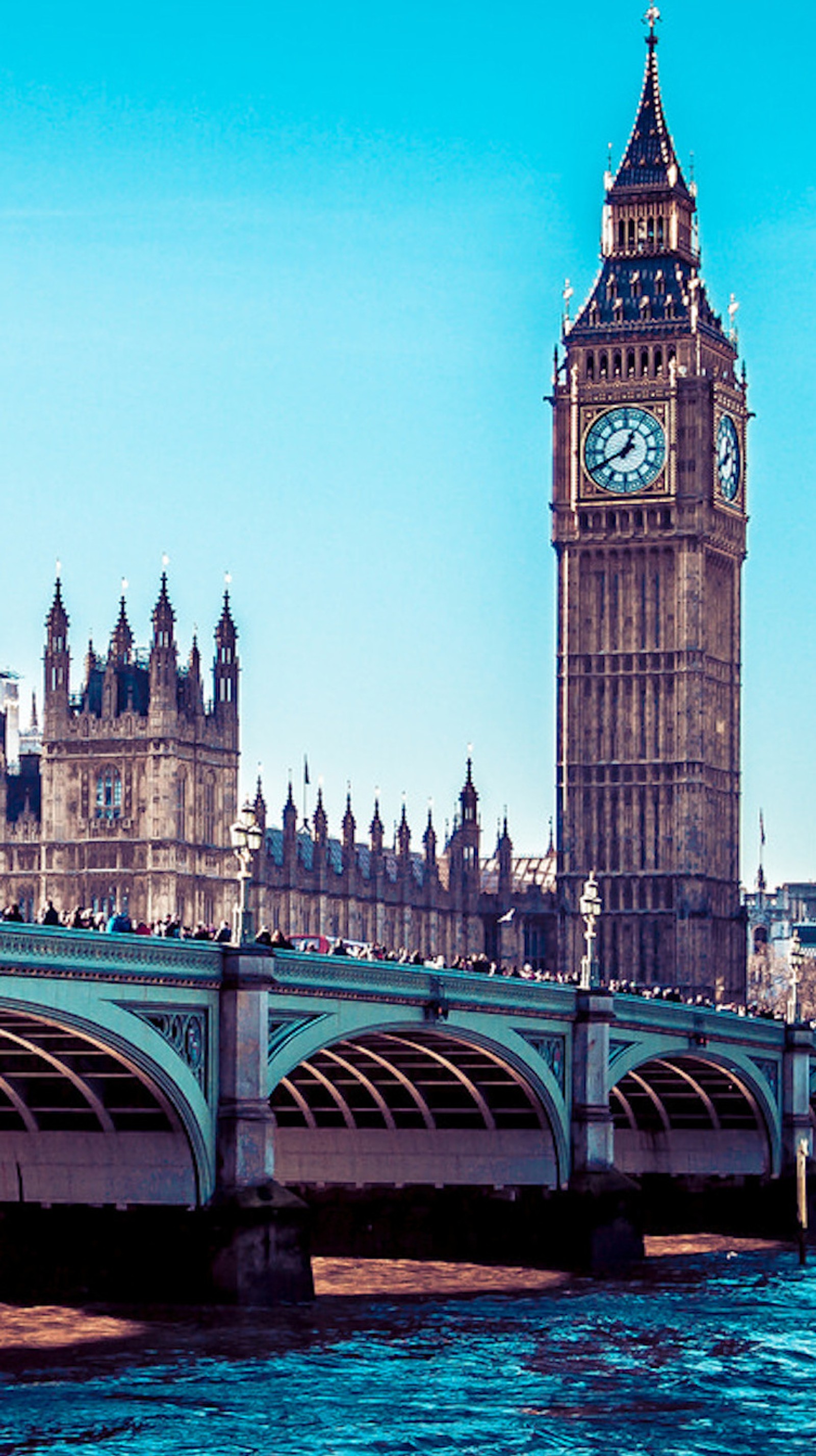 Las jirafas están de pie en el puente sobre el agua (azul, ciudad, londres, london, primavera)